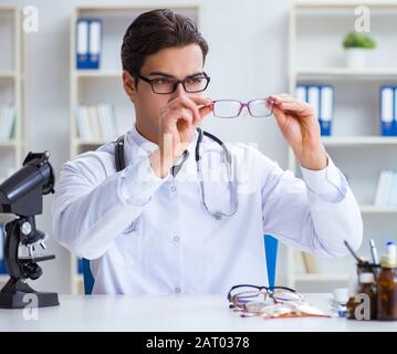 Il chirurgo di occhio nel concetto medico Foto Stock