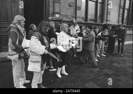 Procedimento dinanzi alla Corte di Rotterdam contro la sig.ra Corry Wertheim-Elink Schuurman in relazione alla cooperazione in eutanasia con una vedova di 67 anni le stencil di fronte alla corte in cui insistono sull'assoluzione per la sig.ra Wertheim Data: 17 novembre 1981 luogo: Rotterdam, Zuid-Holland Parole Chiave: Opuscoli, tribunali, donne Nome personale: Wertheim-Elink Schuurman, C.A. Foto Stock