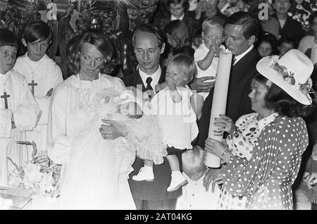 Battesimo Principessa Maria Carolina Christina in Lignieres (figlia Irene), Irene con figlia Carel Hugo, Claus con gemelli, Christina, Carlos Data: 20 luglio 1974 Località: Lignières Parole Chiave: Battesimo, figlie, gemelli Nome personale: CAREL Hugo, Carlos, principe, Christina, principessa, Claus, principe, Irene, principessa Foto Stock