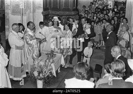 Battesimo della principessa Maria Carolina Christina a Lignieres (figlia Irene), Irene con figlia, sorella di Carel Hugo, Christina, Carel Hugo e Claus Data: 20 luglio 1974 luogo: Lignières Parole Chiave : battesimi, casa reale, principi, principesse Nome personale: Carolina, principessa, Christina, principessa, Claus, principe, Irene, principessa Foto Stock