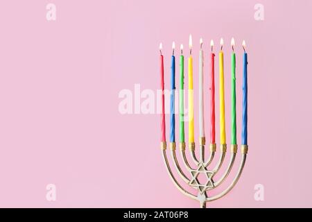 Il Menorah con candele per Hanukkah sul colore di sfondo Foto Stock