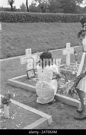 Fiori per la celebrazione dei morti e di Natale a Semarang le donne posano fiori sulle tombe di J.G. van der Zanden, soldato i-R.S. nato 13-5-1923 [morto 18-3-1947] e M.L.M. Timmermans, Soldier Military Hospital, d.o.b. 29-11-1923, Deceduto 19-3-1947 Data: 25 Dicembre 1947 Luogo: Indonesia, Indie Orientali Olandesi Foto Stock