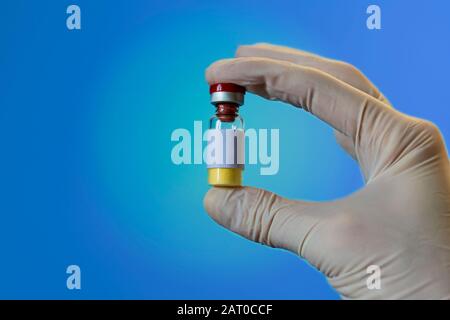 Guanti monouso bianchi. Coronavirus, dispositivi di protezione individuale, maschera medica monouso, farmaci con siringa, vaccino e pillole. Medicinali per t Foto Stock