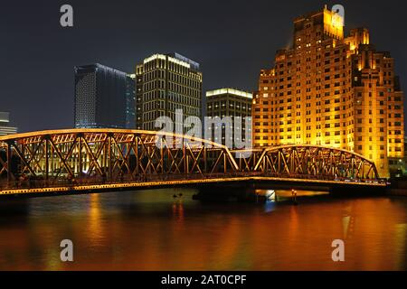 Shanghai, CINA -29 OTTOBRE 2019 - Vista del Ponte Waaibaidu, precedentemente chiamato Ponte Giardino, e la storica Broadway Mansion. Costruito nel 1909, questo anno di costruzione Foto Stock