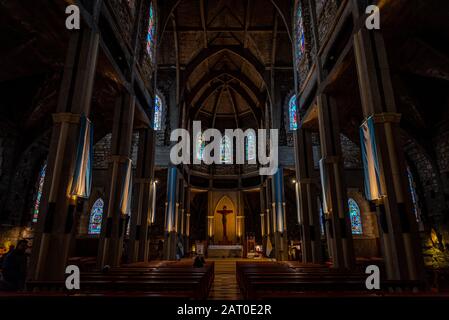 Bariloche, ARGENTINA, 18 GIUGNO 2019: Interno della Cattedrale di Nuestra Senora del Nahuel Huapi. Decorato con molte bandiere argentine Foto Stock