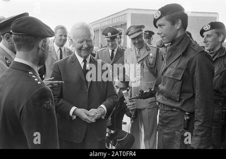 Presidente federale tedesco Dr. H. Lubke con soldati olandesi a Camp Seedorf (vicino Brema). Presidente Lubke in conversazione con Soldier Data: 21 luglio 1967 Località: Brema, Seedorf Parole Chiave: SOLIDENTIES, conversazioni, campi Nome personale: Bondsppresident dr. H. Lubke Foto Stock