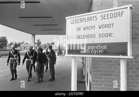 Presidente federale tedesco Dr. H. Lubke con soldati olandesi a Camp Seedorf (vicino Brema). Campo d'ingresso Seedorf Data: 21 luglio 1967 luogo: Brema, Seedorf Parole Chiave: SOLIDENTS, ingressi, campi Nome personale: Bondspresident dr. H. Lubke Foto Stock
