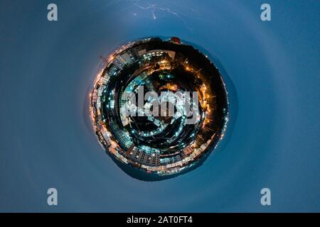 Antenna 360 gradi Panorama di vista aerea di concetto di piccola città di notte con fulmine Foto Stock