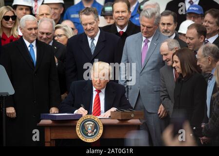 Pechino, Cina. 29th Gen 2020. Il presidente degli Stati Uniti Donald Trump firma l'accordo USA-Messico-Canada (USMCA) alla Casa Bianca di Washington, 29 gennaio 2020. Credito: Liu Jie/Xinhua/Alamy Live News Foto Stock