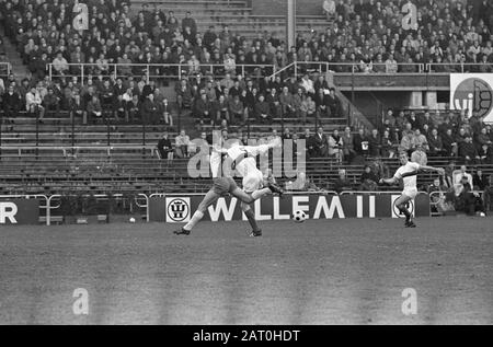 DWS vs. Elinkwijk 2-0, Frits Flinkehwing in duello con Klein (Elinkwijk) Data: 3 aprile 1966 Parole Chiave: Duelli, sport, calcio Nome personale: Frits Flinkehwing Foto Stock
