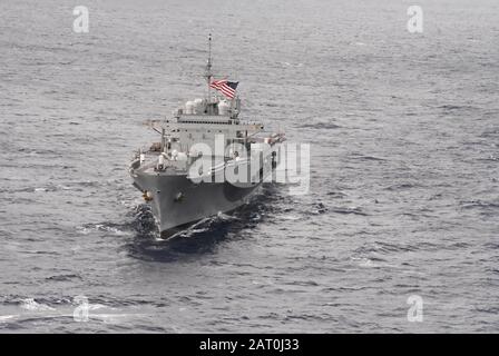 200129-N-CK669-0019 MARE DELLE FILIPPINE (GEN. 29, 2020) - USS 7th flotta ammiraglia USS Blue Ridge (LCC 19) vola il cerimoniale ensign mentre naviga nel Mare delle Filippine durante le normali operazioni. Blue Ridge opera con l'America Expeditionary Strike Group, 31st Marine Expeditionary Unit nell'area operativa della 7th Fleet negli Stati Uniti per migliorare l'interoperabilità con alleati e partner e fungere da forza di risposta pronta per difendere la pace e la stabilità nella regione indo-pacifica. (STATI UNITI Navy Photo by Mass Communication Specialist 1st classe Chris Krucke) Foto Stock