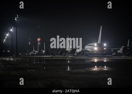 Un aratro da neve rimuove la neve da una flightline durante la notte 28 gennaio 2020, alla base dell'aeronautica di McConnell, Kansas. Gli spazzaneve sono azionati da operatori di veicoli di attrezzature pesanti assegnati allo squadrone dell'ingegnere civile 22nd. Gli Airmen lavorano in squadre di tre o più persone per liberare la flightline in modo rapido ed efficiente, aumentando così la sicurezza e garantendo il proseguimento della missione di rifornimento. (STATI UNITI Air Force Foto Di Senior Airman Alan Ricker) Foto Stock