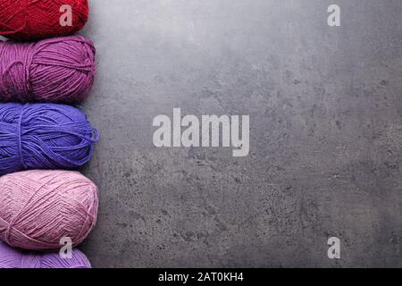 Filati colorati per maglieria su sfondo grigio Foto Stock