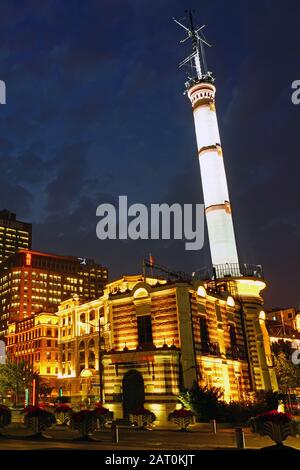 Shanghai, CINA -2 NOV 2019 - Vista notturna della storica Torre Del Segnale di Gutzlaff (Torre del tempo Bund), un importante punto di riferimento situato sul Bund di Shanghai, Foto Stock