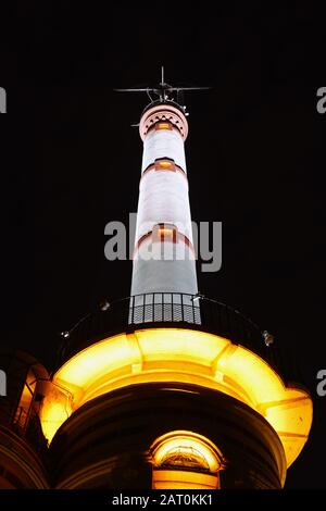 Shanghai, CINA -2 NOV 2019 - Vista notturna della storica Torre Del Segnale di Gutzlaff (Torre del tempo Bund), un importante punto di riferimento situato sul Bund di Shanghai, Foto Stock