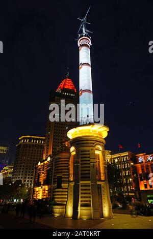 Shanghai, CINA -2 NOV 2019 - Vista notturna della storica Torre Del Segnale di Gutzlaff (Torre del tempo Bund), un importante punto di riferimento situato sul Bund di Shanghai, Foto Stock