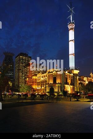 Shanghai, CINA -2 NOV 2019 - Vista notturna della storica Torre Del Segnale di Gutzlaff (Torre del tempo Bund), un importante punto di riferimento situato sul Bund di Shanghai, Foto Stock