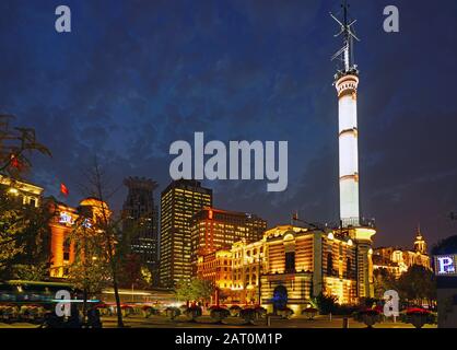 Shanghai, CINA -2 NOV 2019 - Vista notturna della storica Torre Del Segnale di Gutzlaff (Torre del tempo Bund), un importante punto di riferimento situato sul Bund di Shanghai, Foto Stock