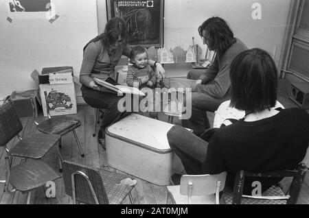 Uno squat al Keizersgracht un certo numero di cracker con un bambino Data: 26 febbraio 1974 luogo: Amsterdam, Noord-Holland Parole Chiave: Bambini, squatters Nome dell'istituzione: Volkskrant Foto Stock