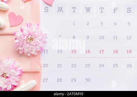 Calendario mestruale con prodotti femminili, vista dall'alto Foto Stock