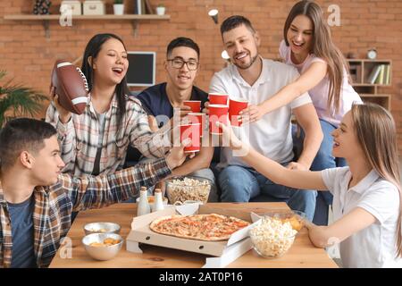 Gruppo di tifosi durante la visione di rugby in TV Foto Stock