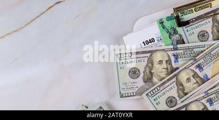 Stimolo economico ritorno fiscale controllo e noi 100 fatture del dollaro valuta Foto Stock