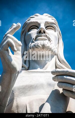 Cristo dell'Avana, testa sparata contro il cielo blu. Foto Stock