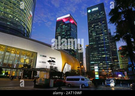 Shanghai, CINA -1 NOV 2019 - Vista dei moderni edifici di alto livello a Pudong, Shanghai, Cina. Shanghai è la più grande città cinese. Foto Stock