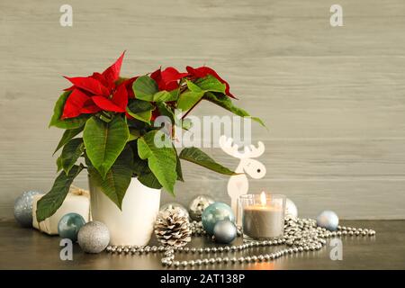 Poinsettia di pianta di Natale con il decor sul tavolo Foto Stock