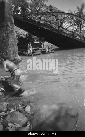 2nd Field Company Army Genie Gekbrong Soekaboemi dove non è ancora possibile effettuare la regolazione del ponte, Genie si occupa della manutenzione accendendo i traghetti dei collegamenti. Il bulldozer funge da cavia, che testerà la navigabilità del ponte galleggiante. Annotazione: Questo negativo appartiene alla serie 362-6! Apparentemente finì nella shell sbagliata Data: Settembre 1949 luogo: Ambarawa, Indonesia, Java, Indie orientali olandesi Foto Stock