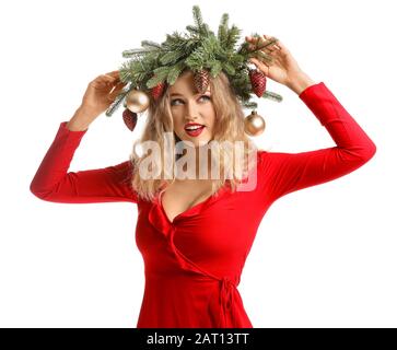 Bella giovane donna con corona di Natale su sfondo bianco Foto Stock