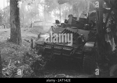 Armour and Artillery: Ambarawa, Bringin, Salatiga un serbatoio di ricognizione in azione Data: Luglio 1947 Località: Indonesia, Java, Indie Orientali Olandesi Foto Stock