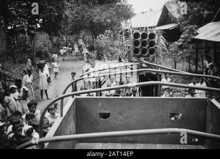 Contatto tra KNIL e TNI a Batusangkarse [un camion con un sistema sonoro Beachmaster circondato da abitanti indonesiani] Data: Ottobre 1949 luogo: Indonesia, Indie orientali olandesi, Sumatra Foto Stock