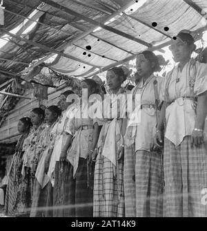 Training Fanteria Depot KNIL Rantepao (Celebes) [un coro femminile in costume tradizionale] Data: 4 novembre 1948 Località: Indonesia, Indie Orientali Olandesi Foto Stock