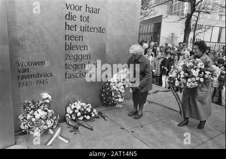 Commemorazione al monumento di Ravensbrück sul Museumplein ad Amsterdam una donna mette un giuramento al monumento Data: 21 aprile 1989 luogo: Amsterdam, Noord-Holland Parole Chiave: Commemorazioni, wreaths, monumenti, donne Foto Stock