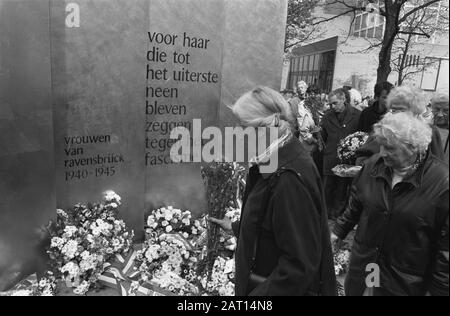 Commemorazione al monumento di Ravensbrück sul Museumplein ad Amsterdam una donna si erge al monumento Data: 21 aprile 1989 luogo: Amsterdam, Noord-Holland Parole Chiave: Commemorazioni, monumenti, donne Foto Stock
