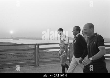 Primo Giorno Quattro Giorni Nijmegen. Prince Claus in mezzo ad altri escursionisti Data: 25 luglio 1967 luogo: Nijmegen Parole Chiave: VIEGAES, escursionisti Nome personale: Claus, Prince Foto Stock