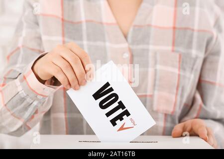 Donna che vota vicino alle urne, closeup Foto Stock