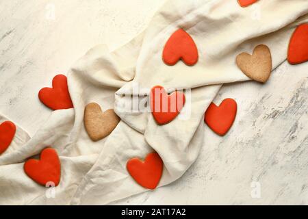 Biscotti a forma di cuore per San Valentino su sfondo bianco Foto Stock