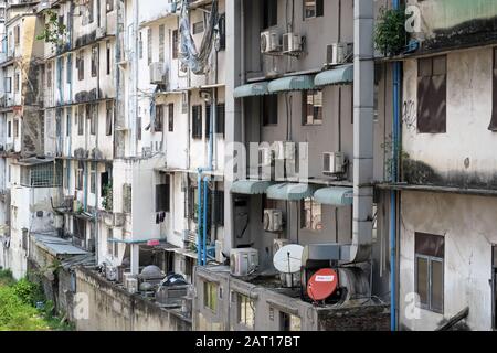 bangkok, thailandia - 2020.01.14: case residenziali fatiscenti nella zona nana Foto Stock