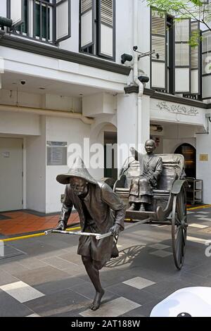 singapore, singapore - 2020.01.23: scultura in bronzo di un risciò intitolato heading home at china square central telok ayer by lim leong seng Foto Stock