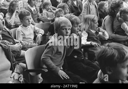 Prima esecuzione del Fabeltjeskrant sul palco (con bambole) al Casimir Lyceum di Amstelveen il pubblico Data: 10 aprile 1969 Parole Chiave: LYCEA, POLPS, pubblico, spettacoli Nome personale: Casimir Foto Stock