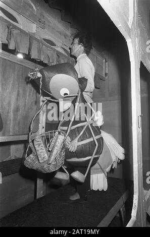 Prima esecuzione del Fabeltjeskrant sul palco (con bambole) al Casimir Lyceum di Amstelveen Data: 10 aprile 1969 Parole Chiave: LYCEA, POLPS, Performances Nome personale: Casimir Foto Stock