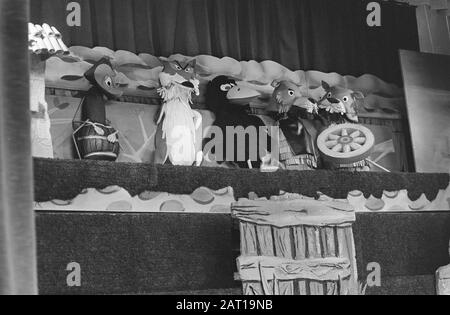 Prima esecuzione del Fabeltjeskrant sul palco (con bambole) al Casimir Lyceum di Amstelveen Data: 10 aprile 1969 Parole Chiave: LYCEA, POLPS, Performances Nome personale: Casimir Foto Stock