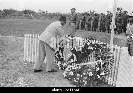 Ospedale Militare Di Medan. Defilé te Medan [Wali Negara van de Negara Sumatera Timoler, dr. Tengkoe Mansuer Ha Prestato Un Giuramento Sul Campo D'Onore Medan] Data: 13 Marzo 1948 Luogo: Indonesia, Medan, Indie Orientali Olandesi, Sumatra Nome Personale: Tengku Mansur Foto Stock