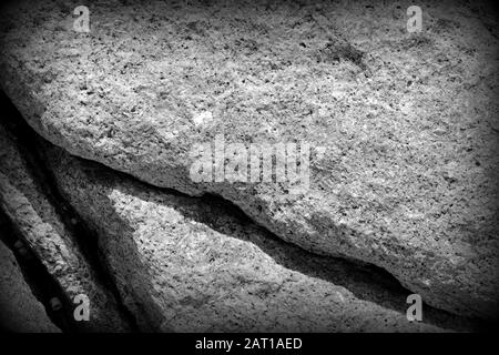 Texture roccia costiera da vicino. Pietra sfondo bianco e nero Foto Stock