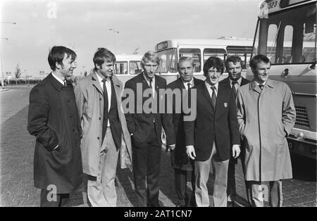 Elftal FC Basel arriva a Schiphol per la partita a Ajax alla Europa Cup; alcuni giocatori con Van Prague Data: 19 ottobre 1970 Località: Noord-Holland, Schiphol Parole Chiave: Squadre, sport, calcio Foto Stock