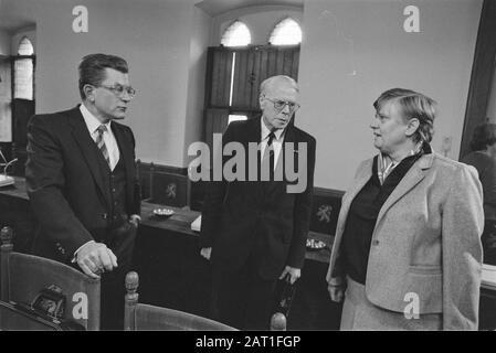 Enquetecommittee RSV; presidente della commissione Van Dijk (l), membro della commissione Dales in conversazione con il signor. L. de Block (m) Data: 21 marzo 1984 Parole Chiave: Indagini parlamentari, nome Della Persona politica: Block, L. de, Dales, Ien, Dijk, kees van Foto Stock