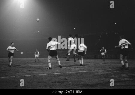 Europa Cup 1. Feyenoord contro Reims 1-1. Momenti di gioco Data: 13 marzo 1963 Località: Rotterdam, Zuid-Holland Parole Chiave: Sport, calcio Nome dell'istituzione: Feyenoord Foto Stock