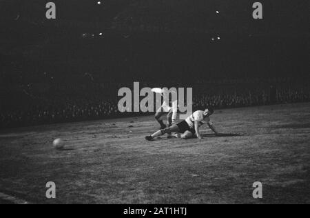 Europa Cup 1. Feyenoord contro Reims 1-1. Momenti di gioco Data: 13 marzo 1963 Località: Rotterdam, Zuid-Holland Parole Chiave: Sport, calcio Nome dell'istituzione: Feyenoord Foto Stock